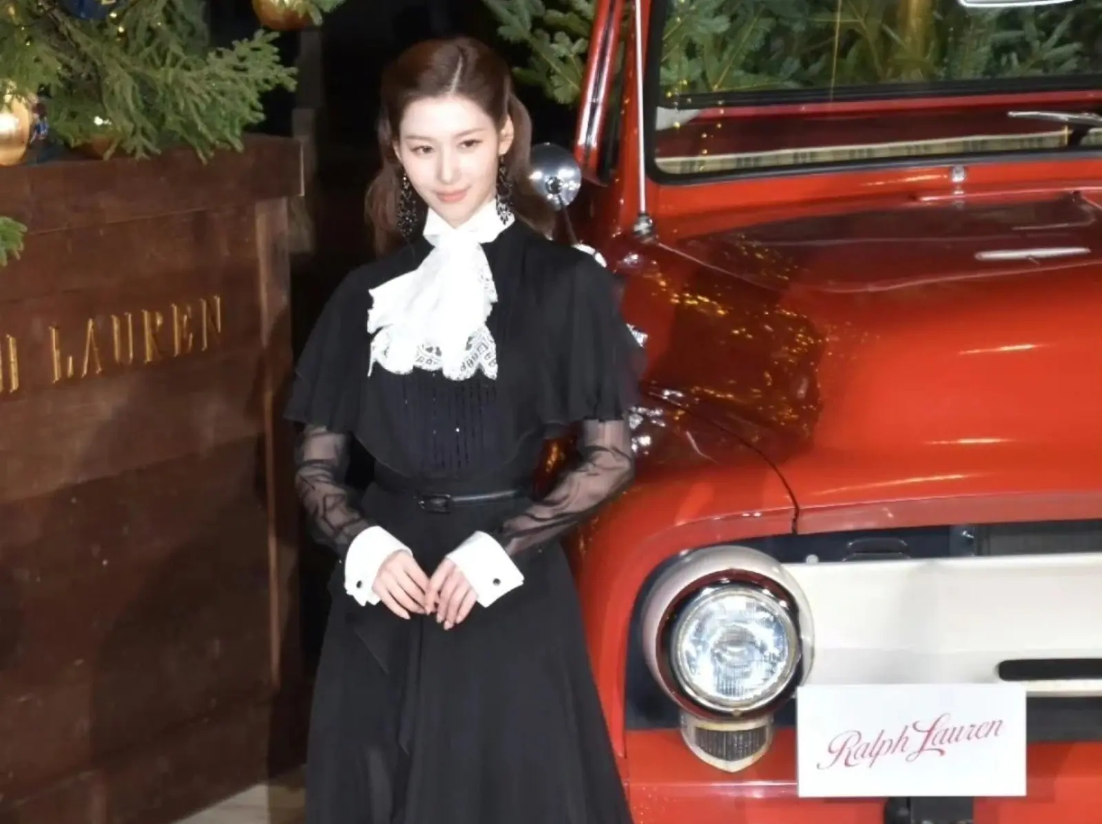 TWICE Sana 身高 164 現身 Ralph Lauren 聖誕點燈儀式！背後「小心機」引網暴動！