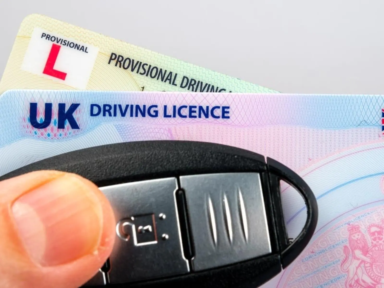 台灣駕照太好考？英國考照超難！考生筆試 128 次、路考 43 次才過關震撼網友！