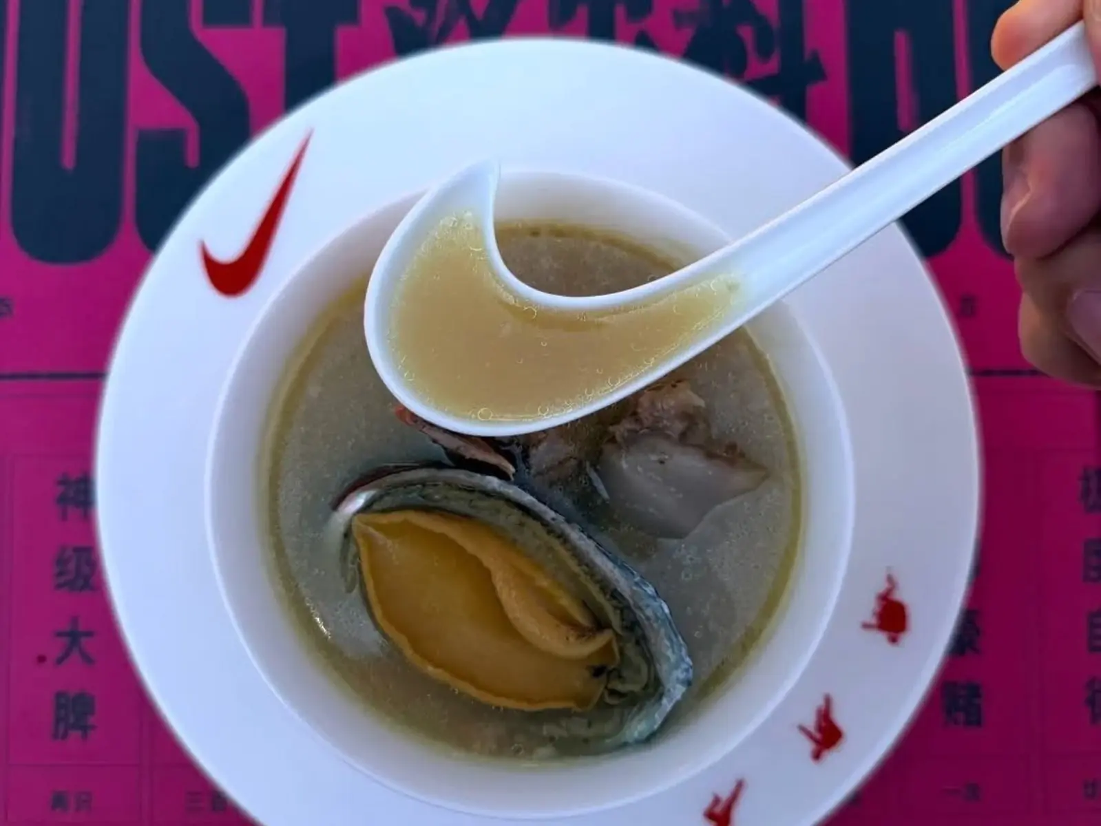 Nike 打造「廣式湯苑」煲湯期間限定店！超酷「Swoosh 湯匙」勾勾粉必朝聖！