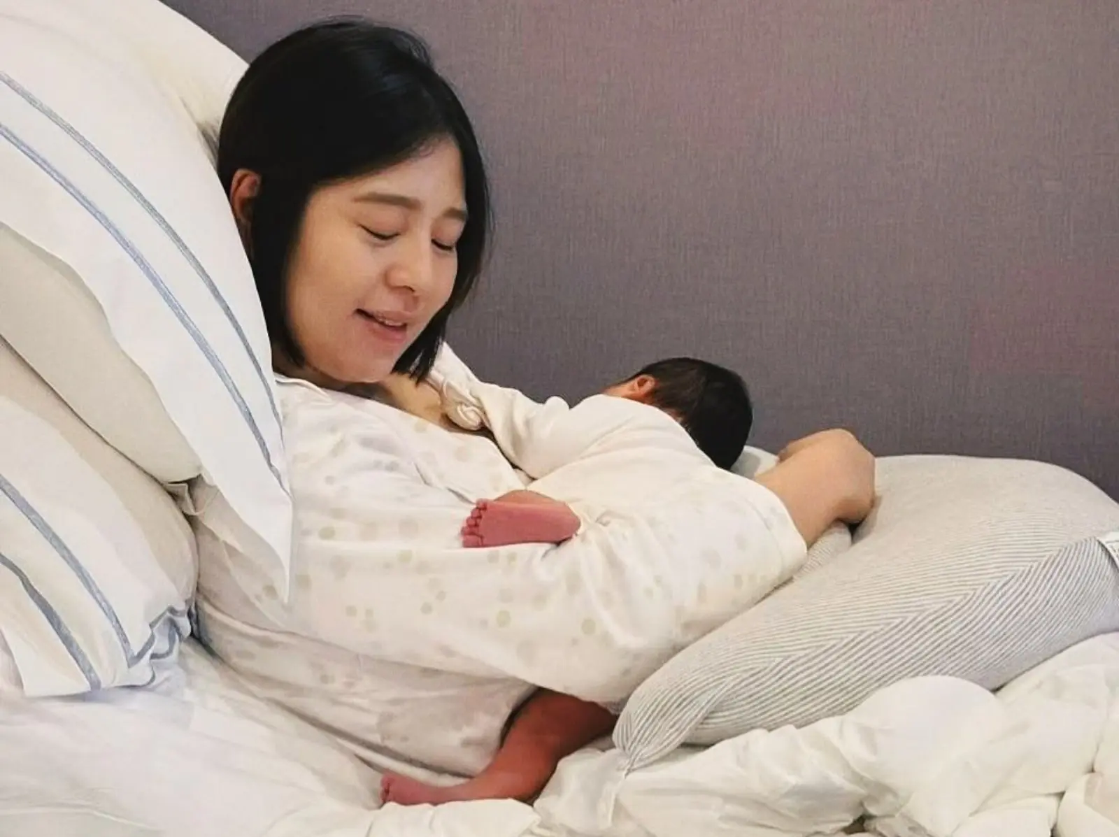 劉品言當媽了！愛女出生連晨翔秒變女兒傻瓜，甜曬一家三口幸福照！