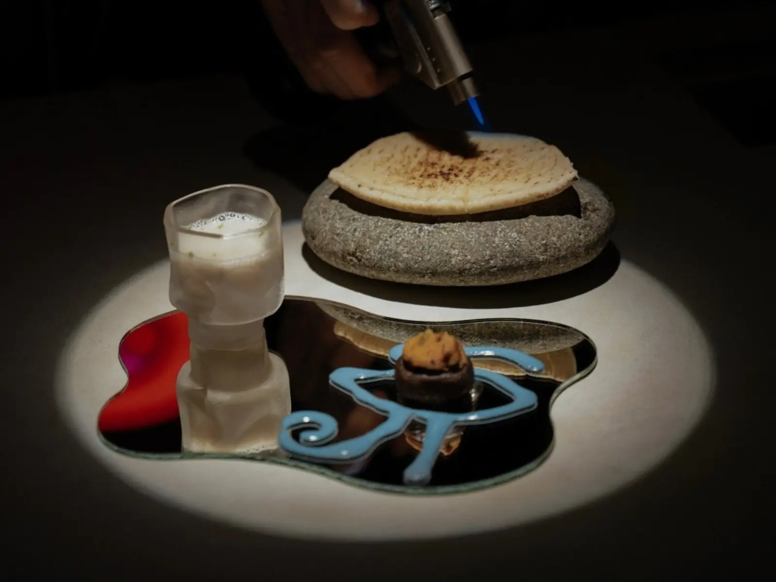 台北實驗酒吧 unDer Lab 推出全新套餐式酒單！《荒謬主義：沙漠中的水母》打造 2025 最強沉浸式餐酒旅程