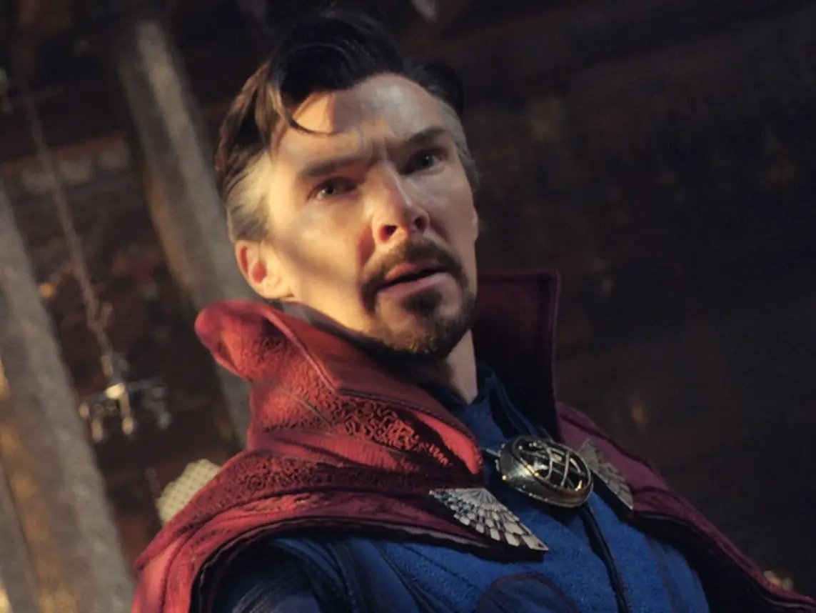 班奈狄克康柏拜區 Benedict Cumberbatch 自爆派對糗事！坦言：「英雄仍要面對地板被打翻飲料！」