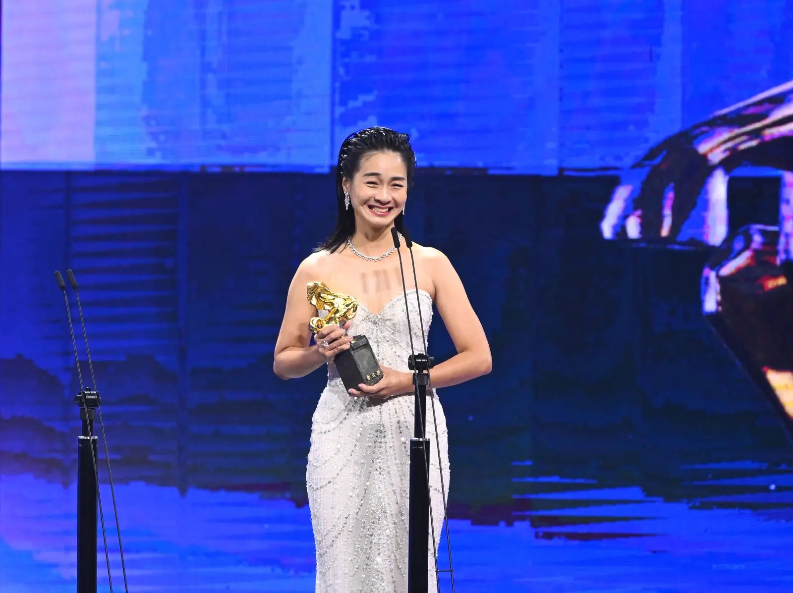 金馬62／恭喜陳雪甄以《人生海海》奪下「最佳女配角獎」！淚喊：「等了 17 年！」