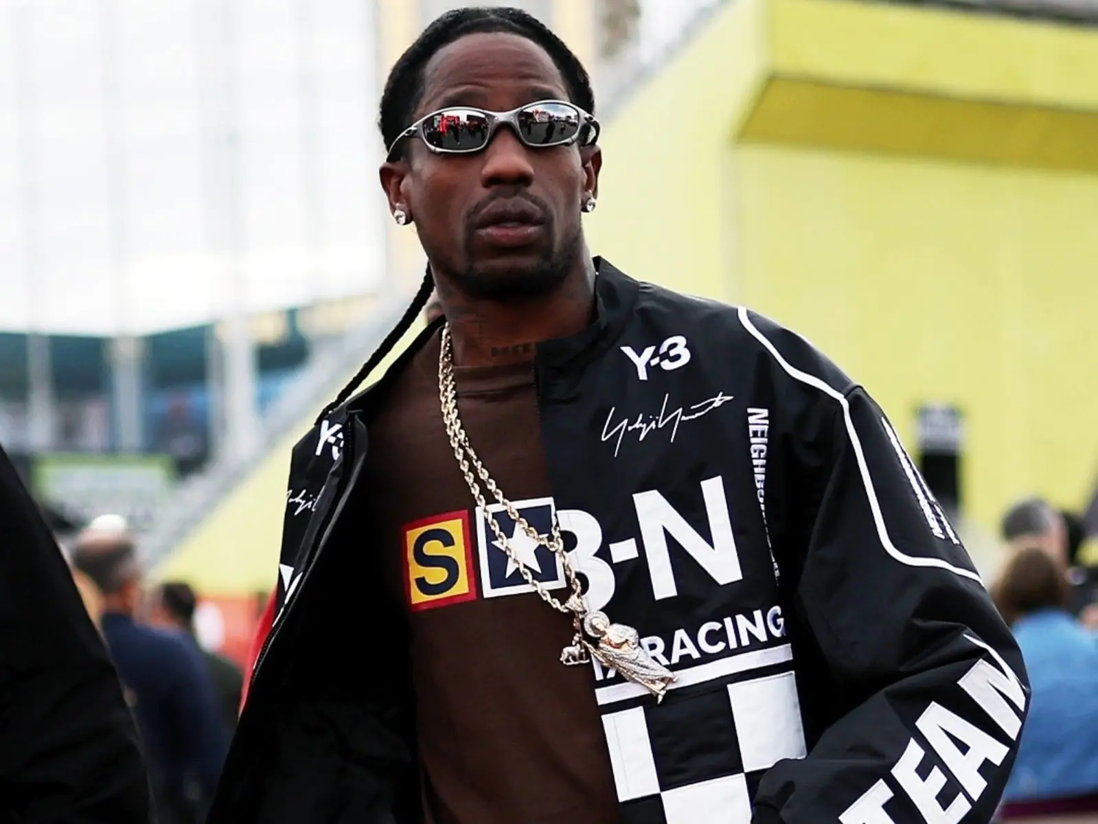 Travis Scott 穿 Y-3 夾克現身 F1 拉斯維加斯站！是否「跳槽 adidas 陣營」再掀討論！