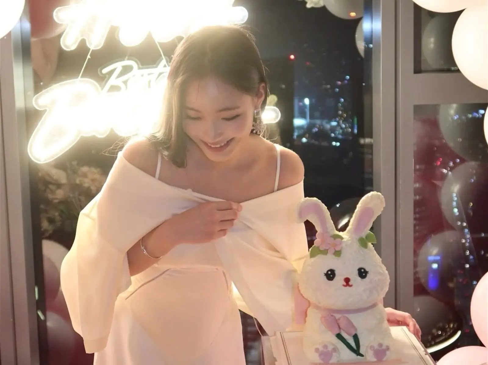 小 S 女兒 Lily 18 歲生日仙氣穿搭引熱議！曬神秘籃球男背影甜喊：「被愛圍繞！」