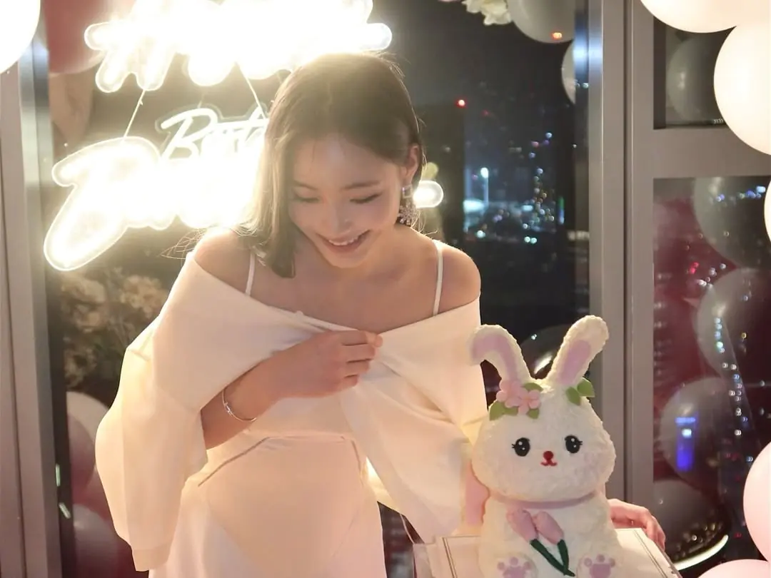 小 S 二女兒 Lily 許紹恩 IG 曬生日美照引熱議！許老三暖直言：「跟妳一起長大太有趣！」