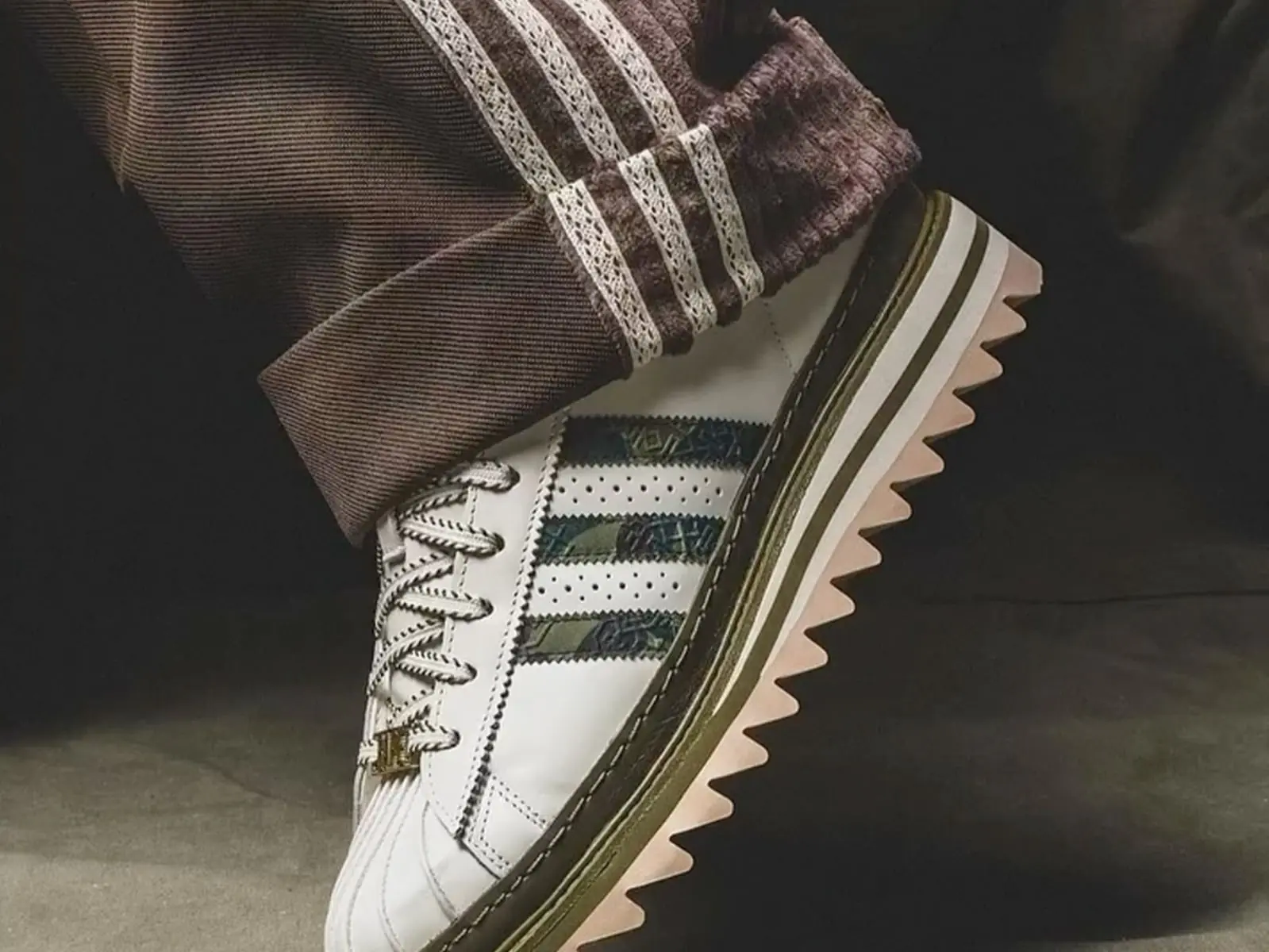 BAPE x CLOT x adidas Superstar 夢幻聯名全新配色曝光！綠色迷彩＋正裝外型絕對必搶！