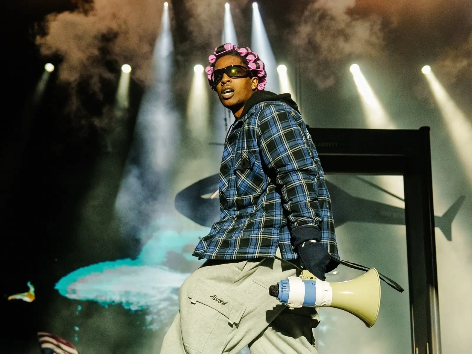 A$AP Rocky 自嘲推出「專輯永不發行」周邊系列！ 粉紅髮捲帽款致敬經典造型