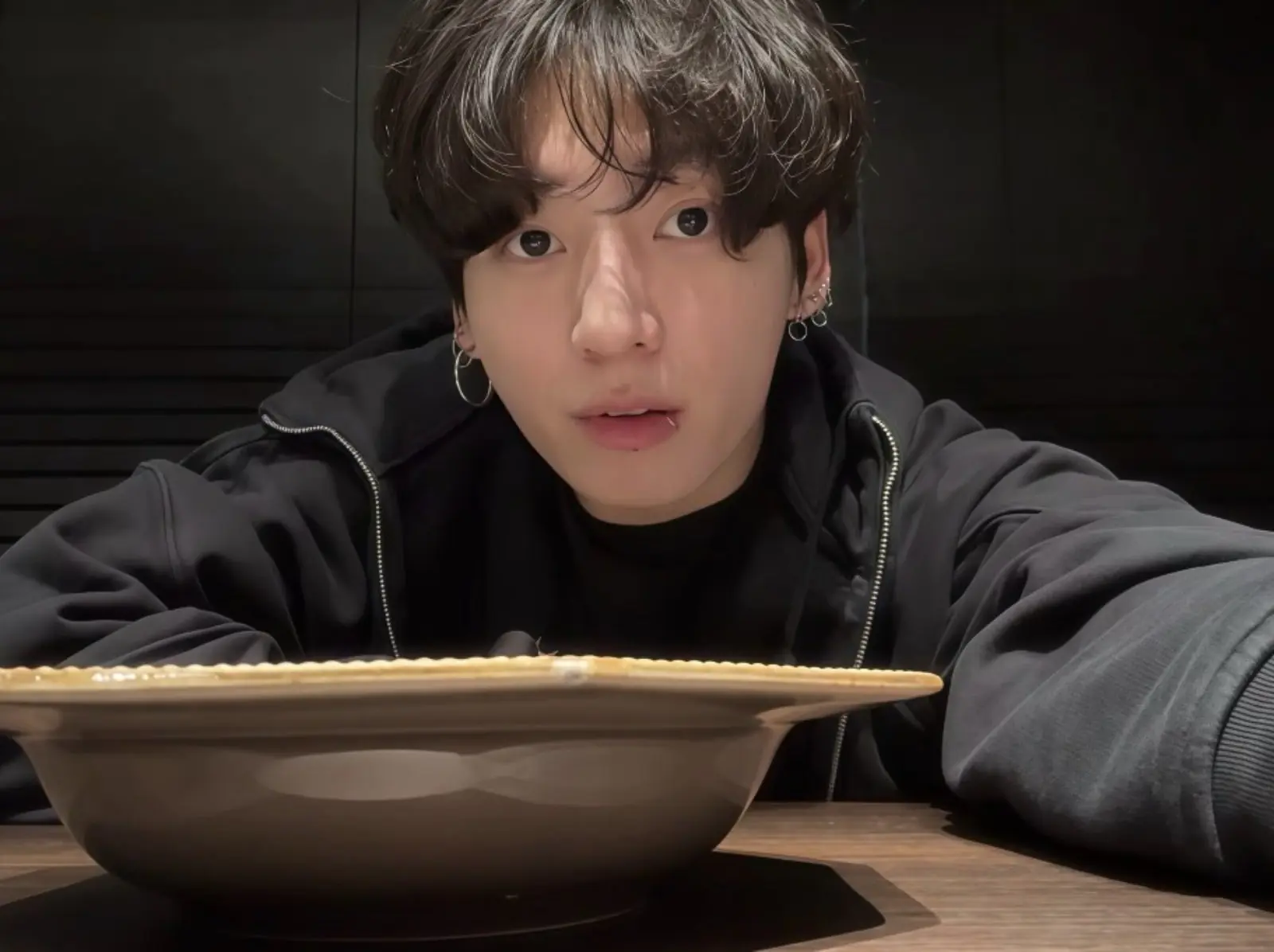 BTS 柾國直播 640 萬人圍觀下廚！網喊：「誰能拒絕會做飯的男神！」