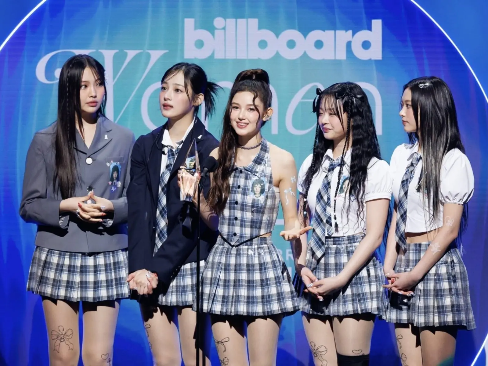 NewJeans 復出掀粉絲大戰！卡車示威抗議公司態度 HYBE 陷三方混戰