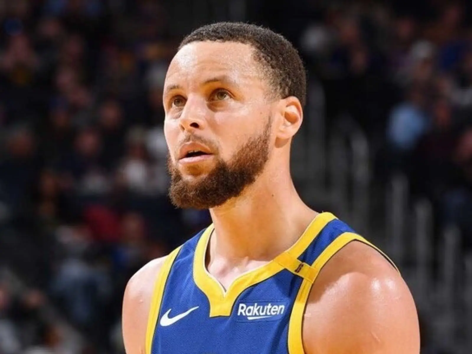 NBA／Curry 右大腿股四頭肌挫傷！一坐下立刻「痛到起身」畫面曝光引球迷心疼！