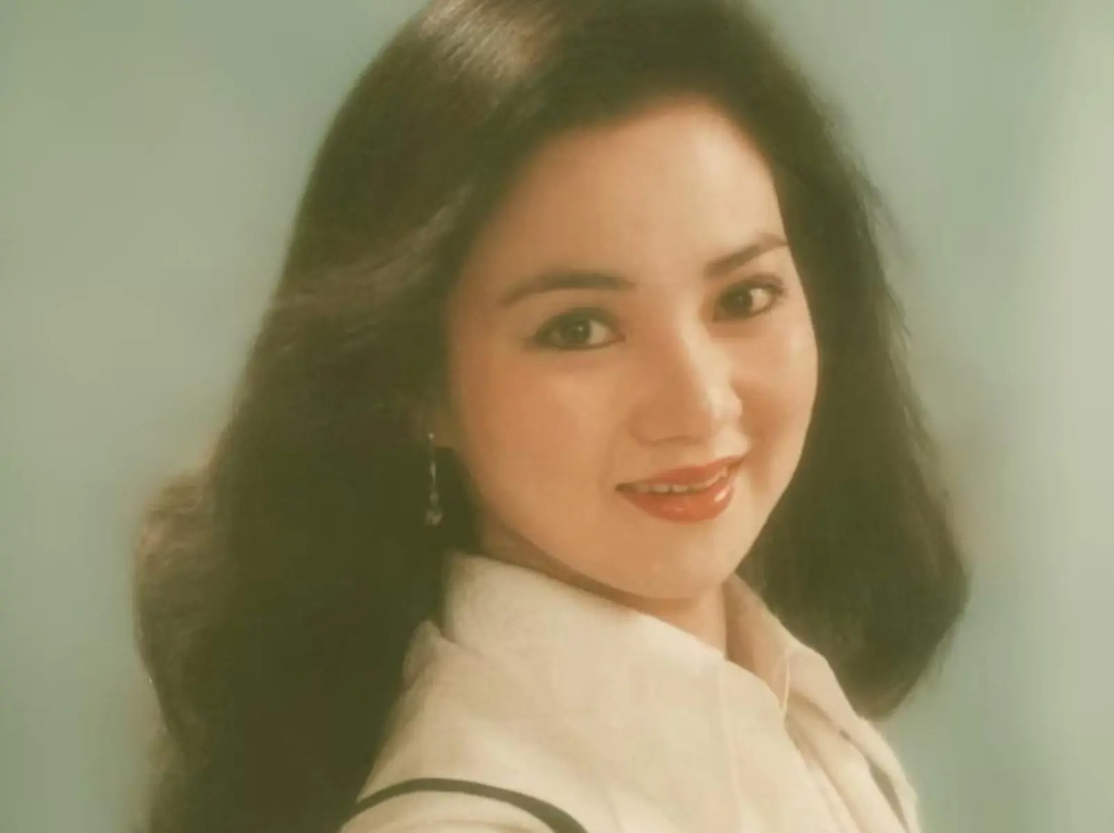 白冰冰年輕美照曝光撞臉周子瑜！謙虛回應：「實在不能比！」