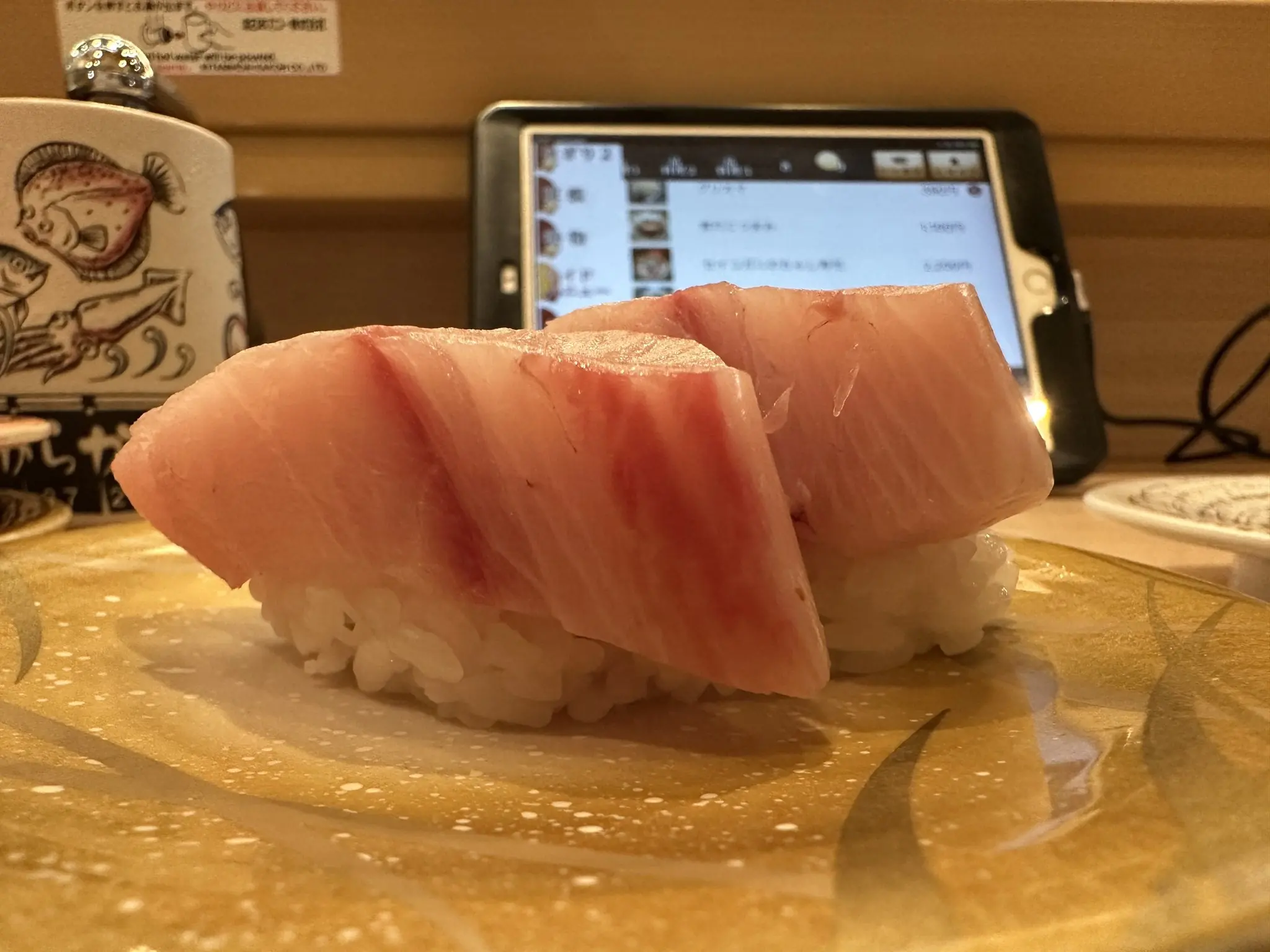 日本迴轉壽司驚現「離職員工級厚切」生魚片！網笑：「老闆會哭！」