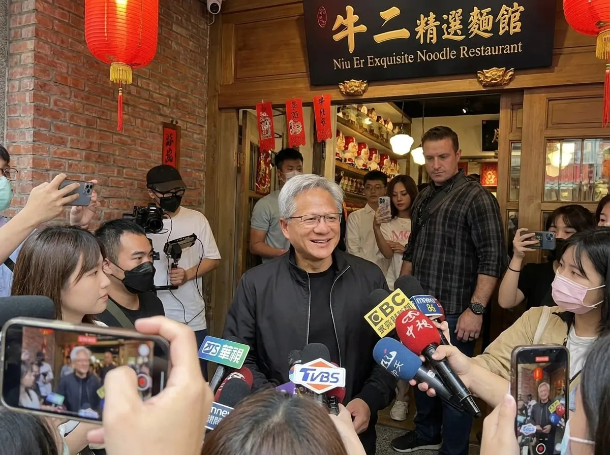 輝達執行長黃仁勳台北美食之旅全紀錄！從蜜餞、豆漿到按摩狂歡2天⋯網笑：「比觀光客還觀光客」