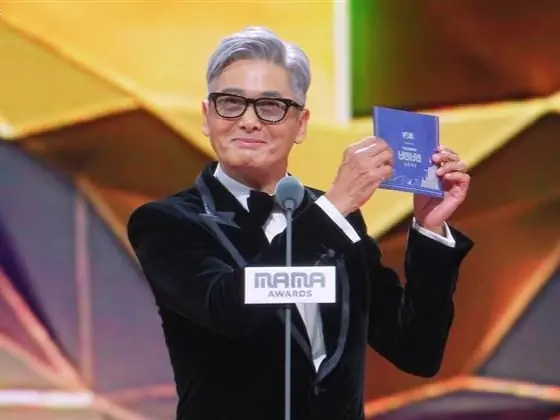 周潤發、GD 現身 MAMA 頒獎台夢幻合體！三語哽咽帶全場默哀香港火災罹難者 ！