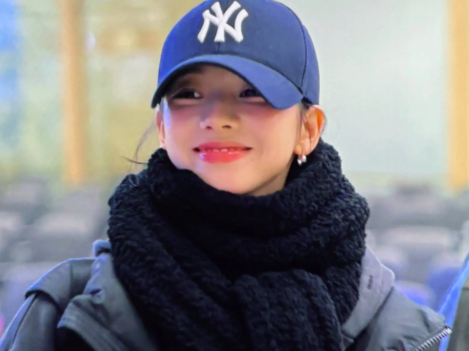 aespa Karina 身高 168 機場穿搭圍巾引熱議！親曝：「宿舍阿姨媽媽幫我織的！」