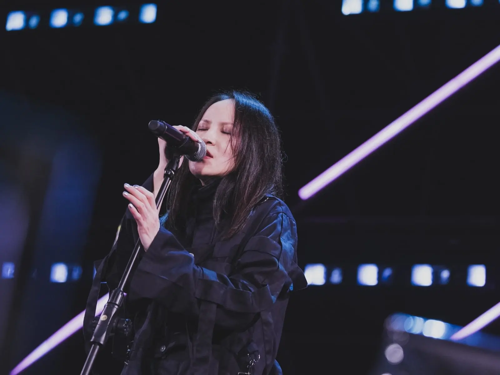 楊乃文簡單生活節冷酷開唱！講話很難只想喝水...俏皮暖場伍佰