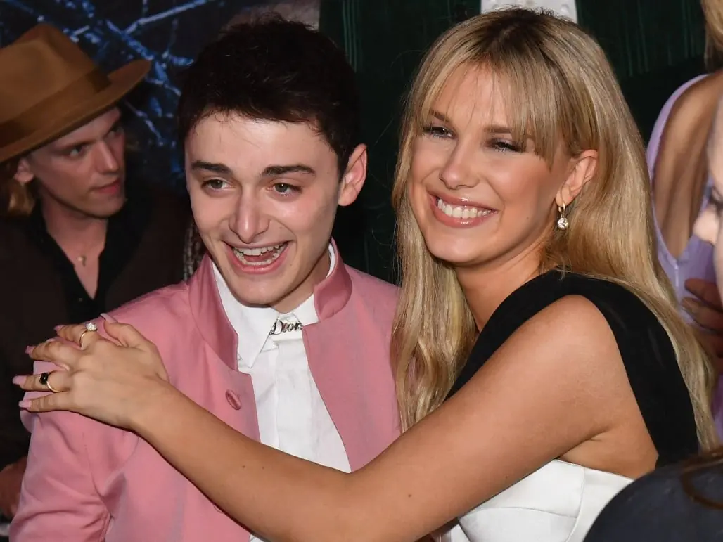 《怪奇物語》米莉芭比布朗 Millie Bobby Brow 改名！諾亞施納普狂答錯笑翻全場！