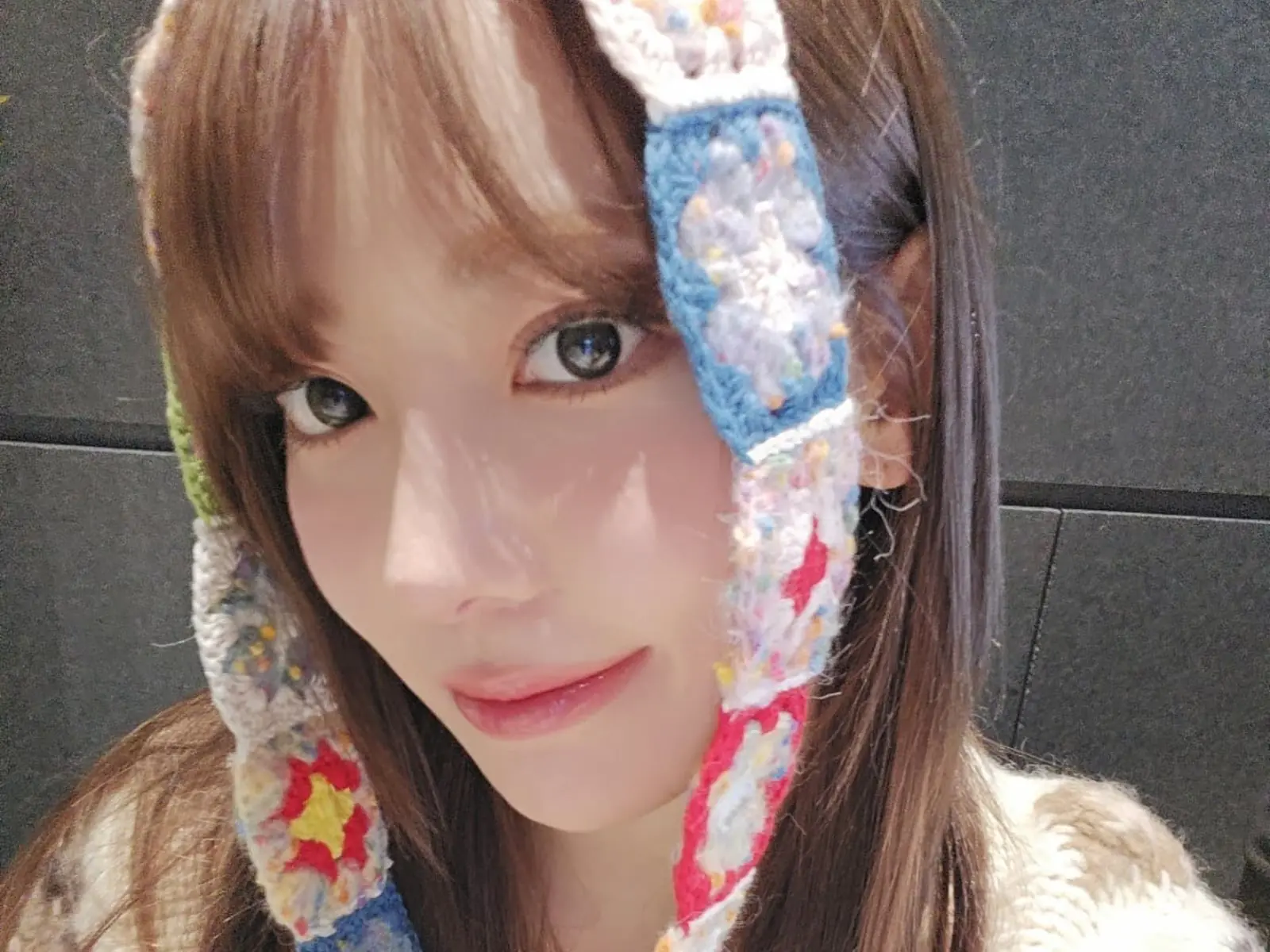 LE SSERAFIM 宮脇咲良身高 163 編織技能再爆發！網狂敲碗有望推出同款圍巾！？