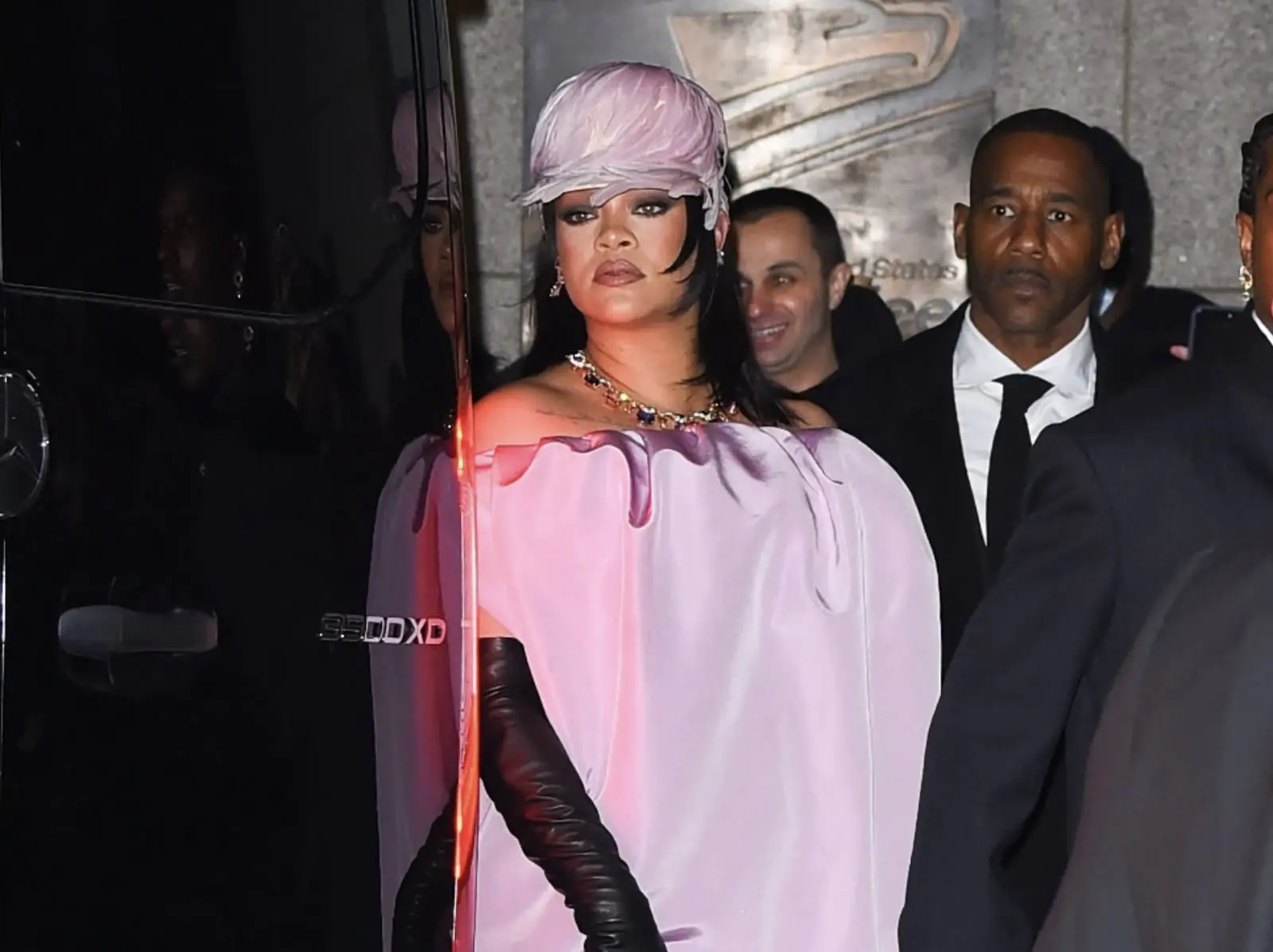 蕾哈娜 Rihanna 現身紅毯狀態極佳！網讚：「其他人都黯然失色！」