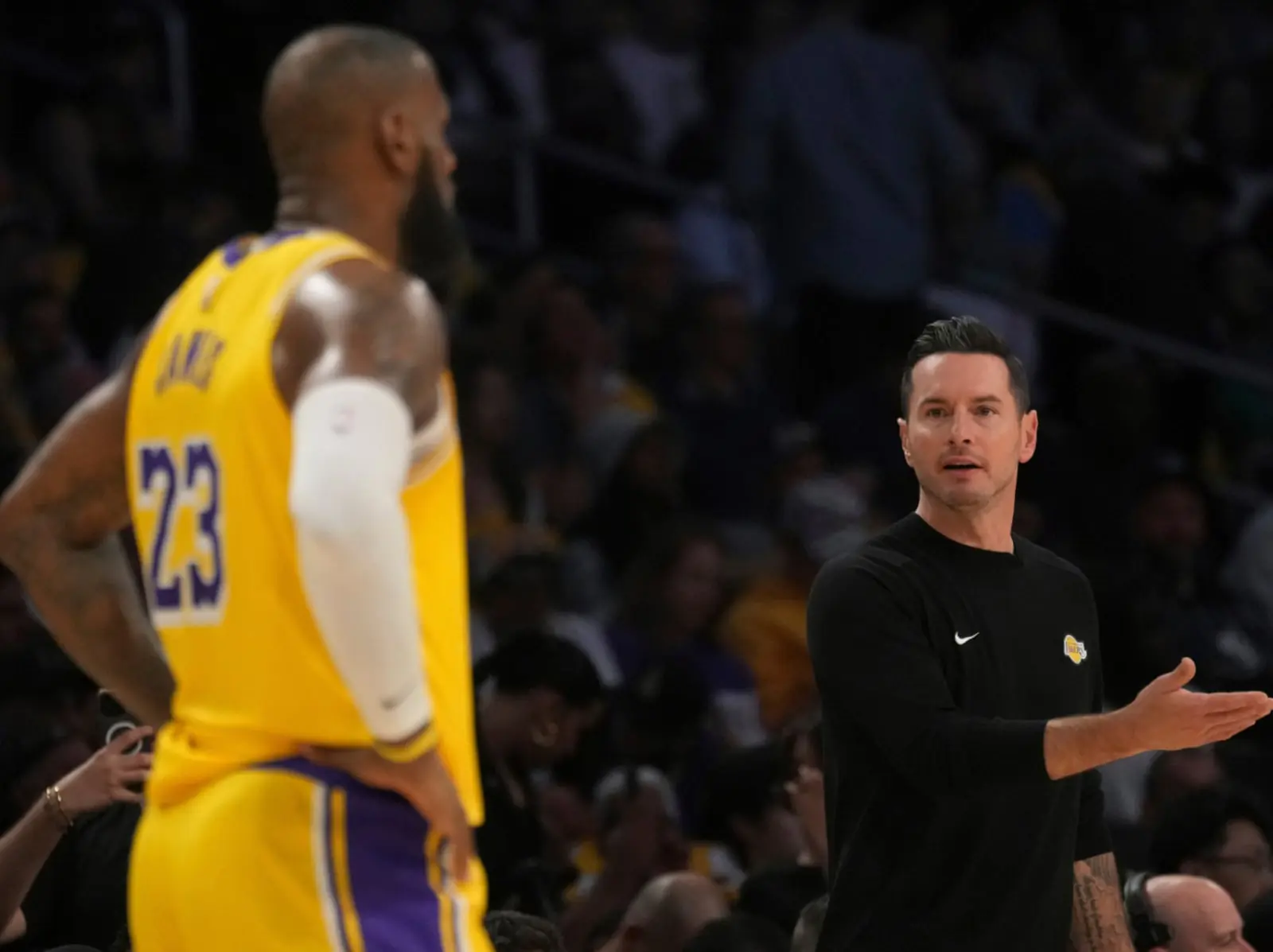 NBA／LeBron James 無視戰術「跟對手聊天」被罵翻！硬刷 10 分舉動引爭議！