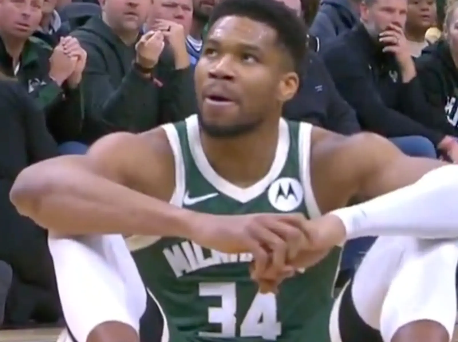 NBA／字母哥 Giannis「無碰撞傷退」！回防「突然跌坐」危險畫面曝光！