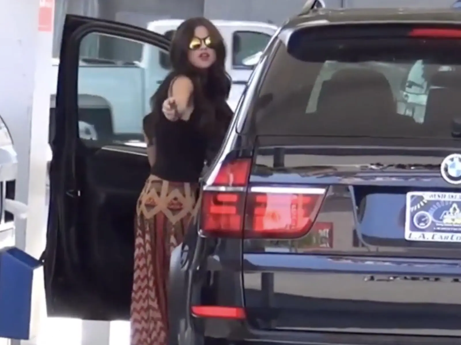 賽琳娜 Selena Gomez 不會倒車「求助狗仔」影片瘋傳！網友笑翻：「這算一種互惠嗎？」