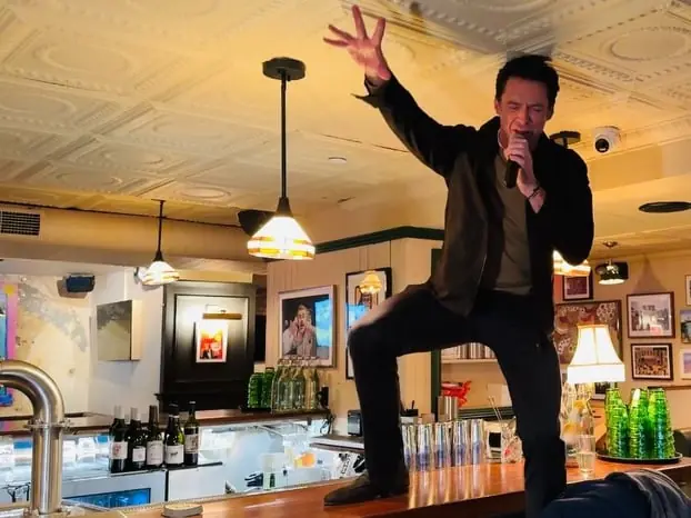休傑克曼 Hugh Jackman 突襲紐約酒吧驚喜獻唱尼爾戴門的經典歌曲！接地氣宣傳方式引熱議！