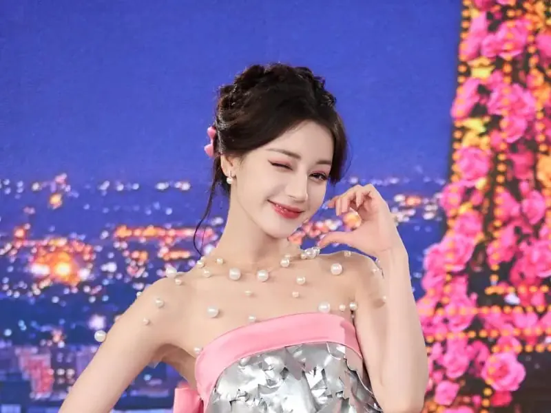 迪麗熱巴身高 169 公分辣跳抖肩舞！表情呆滯遭疑複製人引網驚：「不是本人！」