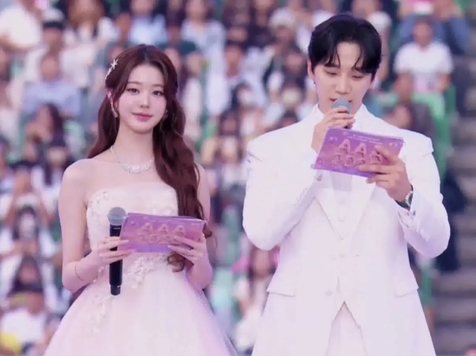 2025 AAA／張員瑛搭擋李俊昊登場！粉色禮服宛如真人公主、戒指飛落秒展女王氣場引熱議！