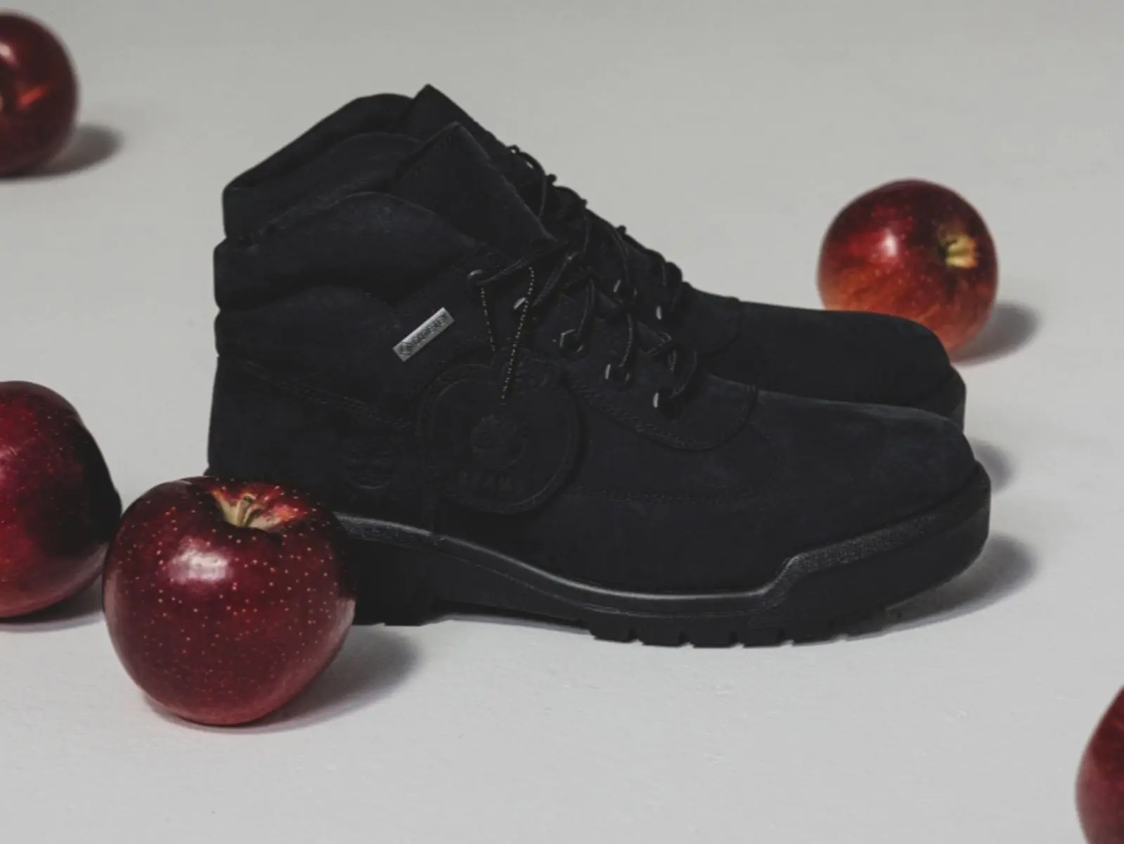 BEAMS x APPLE BUTTER STORE x Timberland 三方聯名發表！黑色皮革＋蘋果造型營造俐落精緻感！