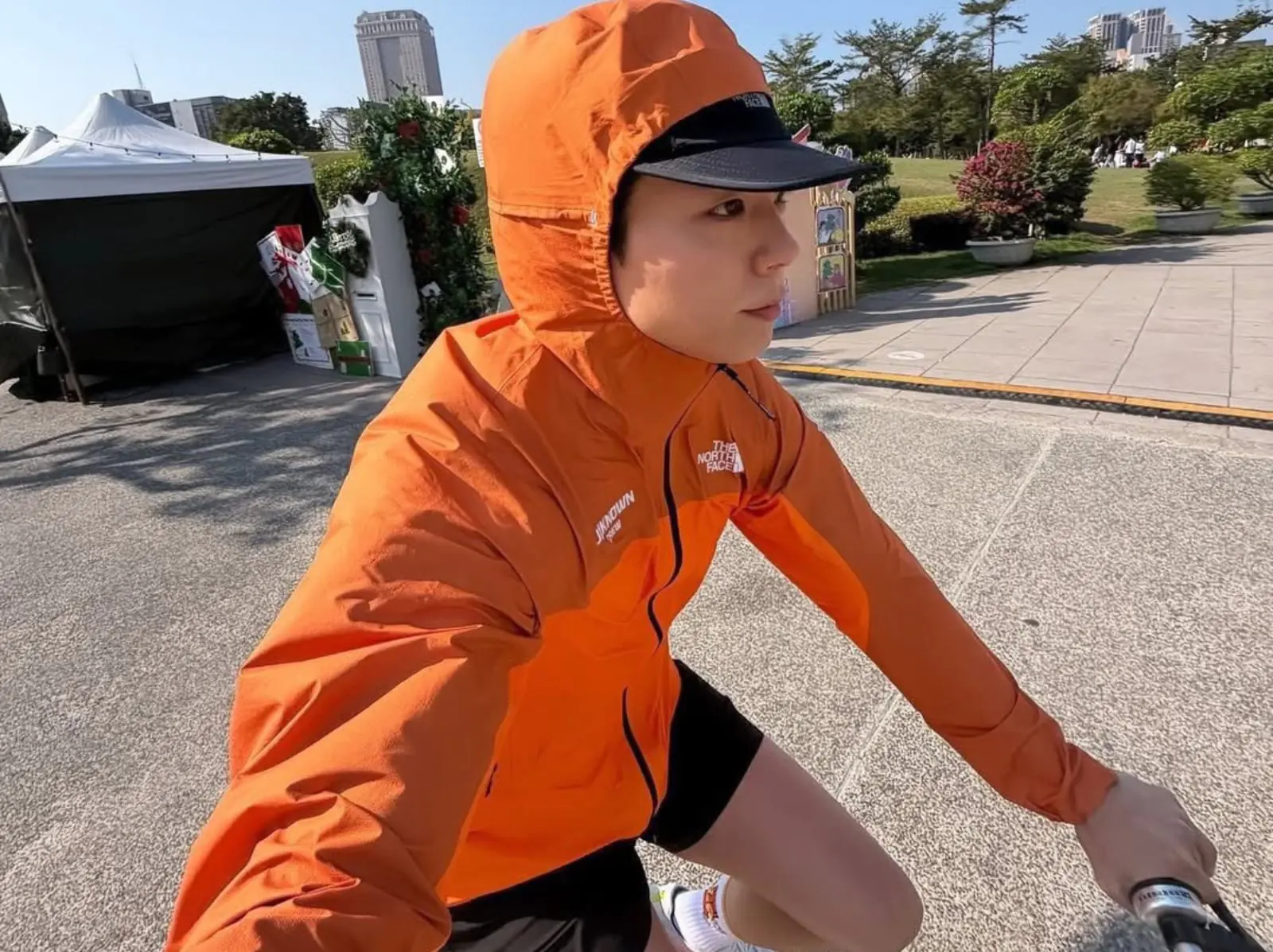 朴寶劍騎 ubike 遊高雄照片曝光！網笑：「該不會還有全聯會員卡吧！」