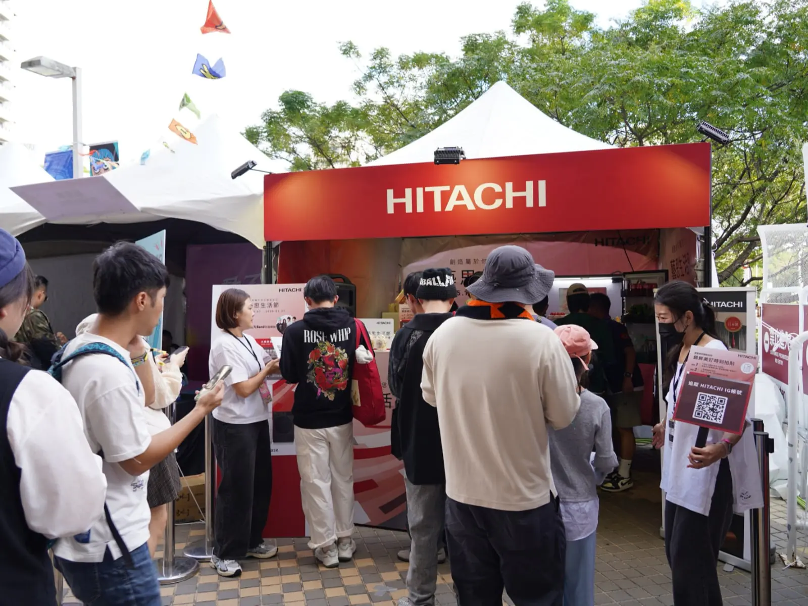 太有藝思！日立冰箱驚喜變身拍貼機，再推「真空冰溫室」AI歌曲掀話題