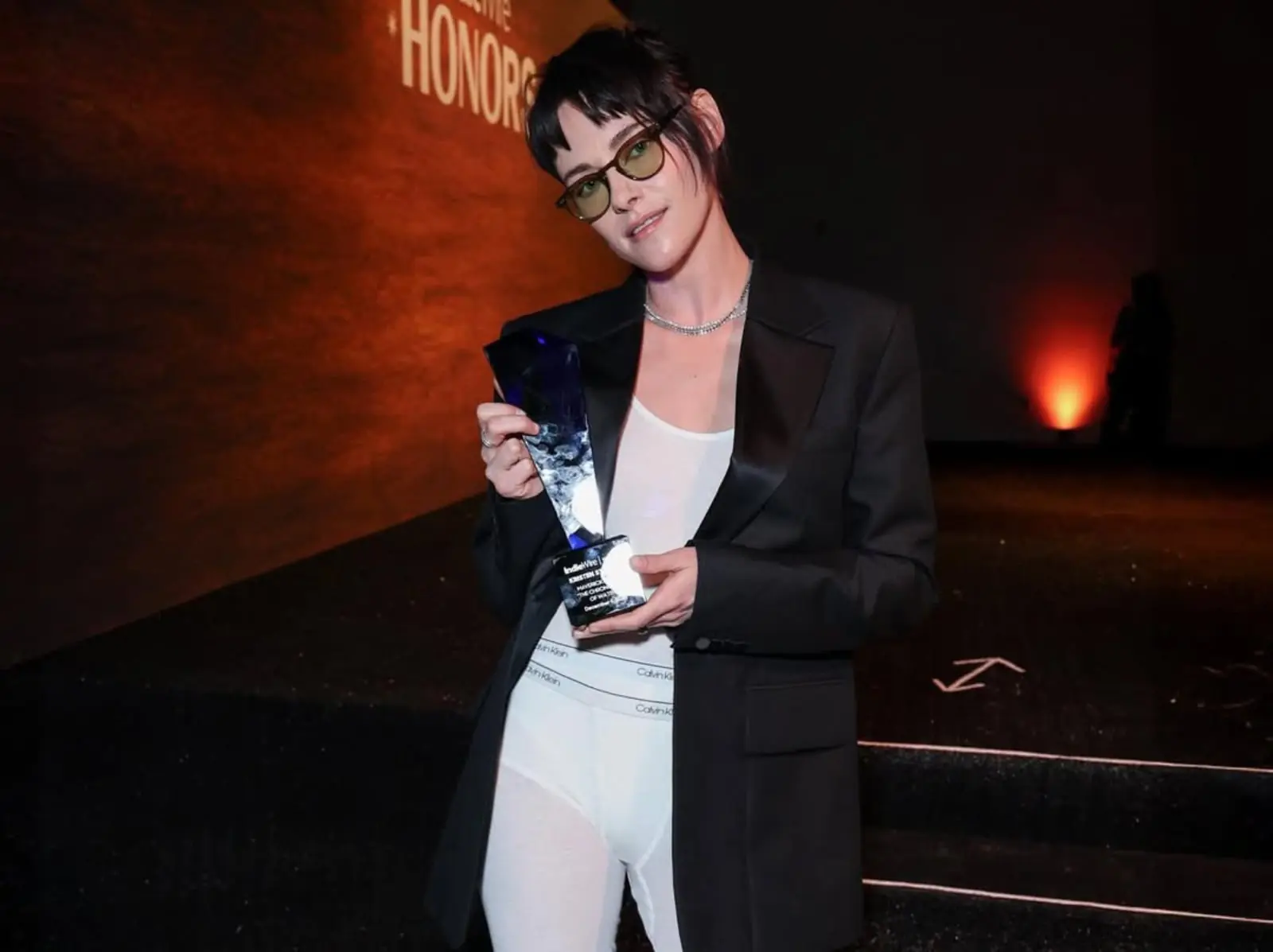 克莉絲汀史都華 Kristen Stewart 大膽前衛造型引熱議！內衣外穿時尚，網：「全靠臉在撐！」