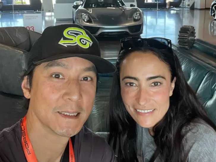 吳彥祖教老婆 Lisa S. 開賽車！「一句話」曝家庭地位！