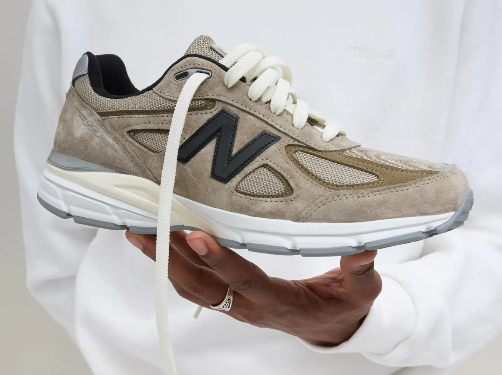 JJJJound x New Balance 990v4 年末重磅聯名來襲！淺棕色搭配極簡美學質感滿分！