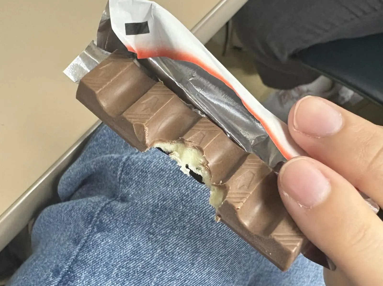 Threads 網友橫著吃健達！全家發警告聲明：「你已違反巧克力管理條例」全網笑翻！