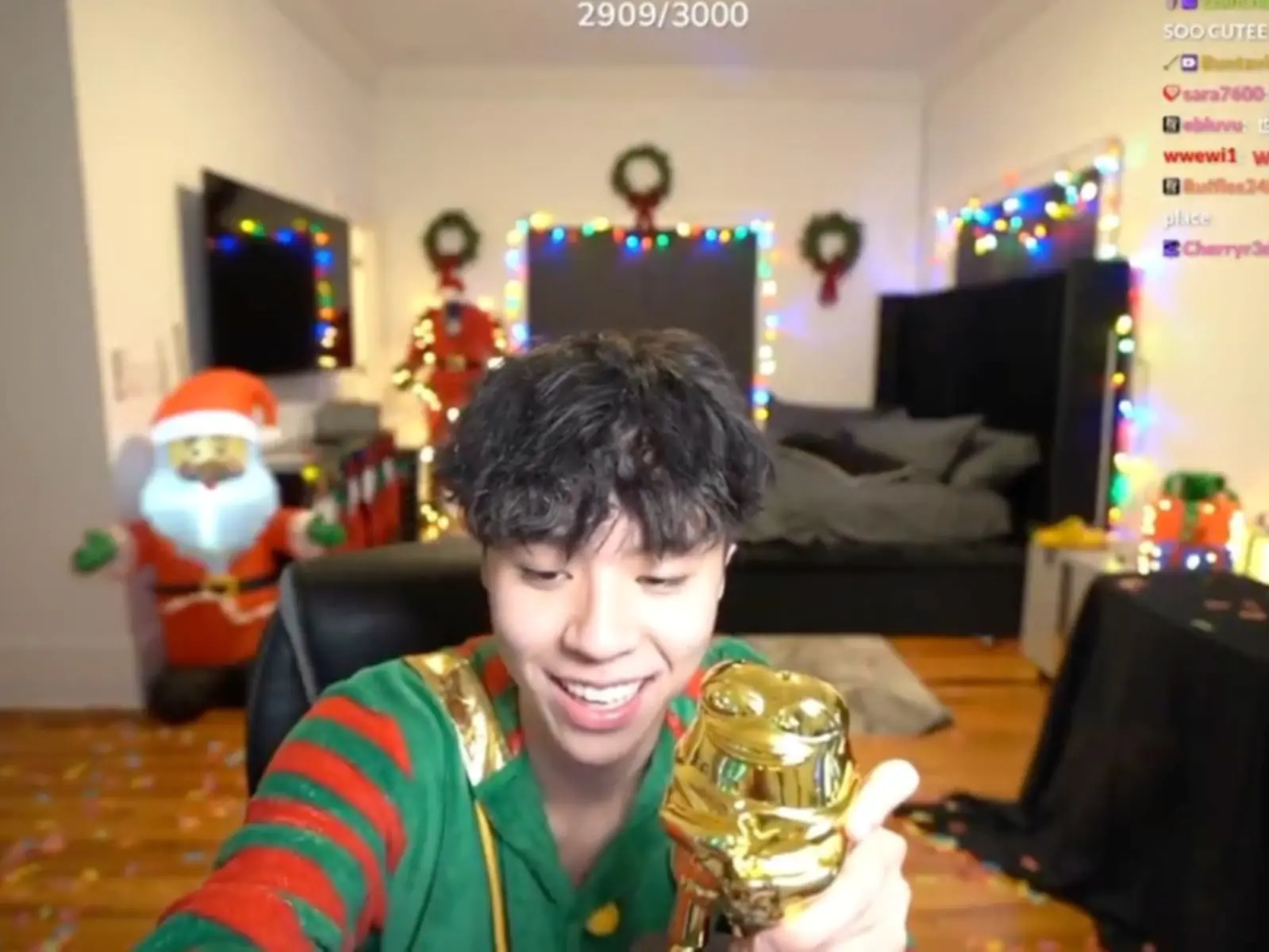 Ray 開直播與母親分享「最佳實境直播主」獎盃！媽媽驕傲大喊「YOU DID IT」讓網友樂翻！