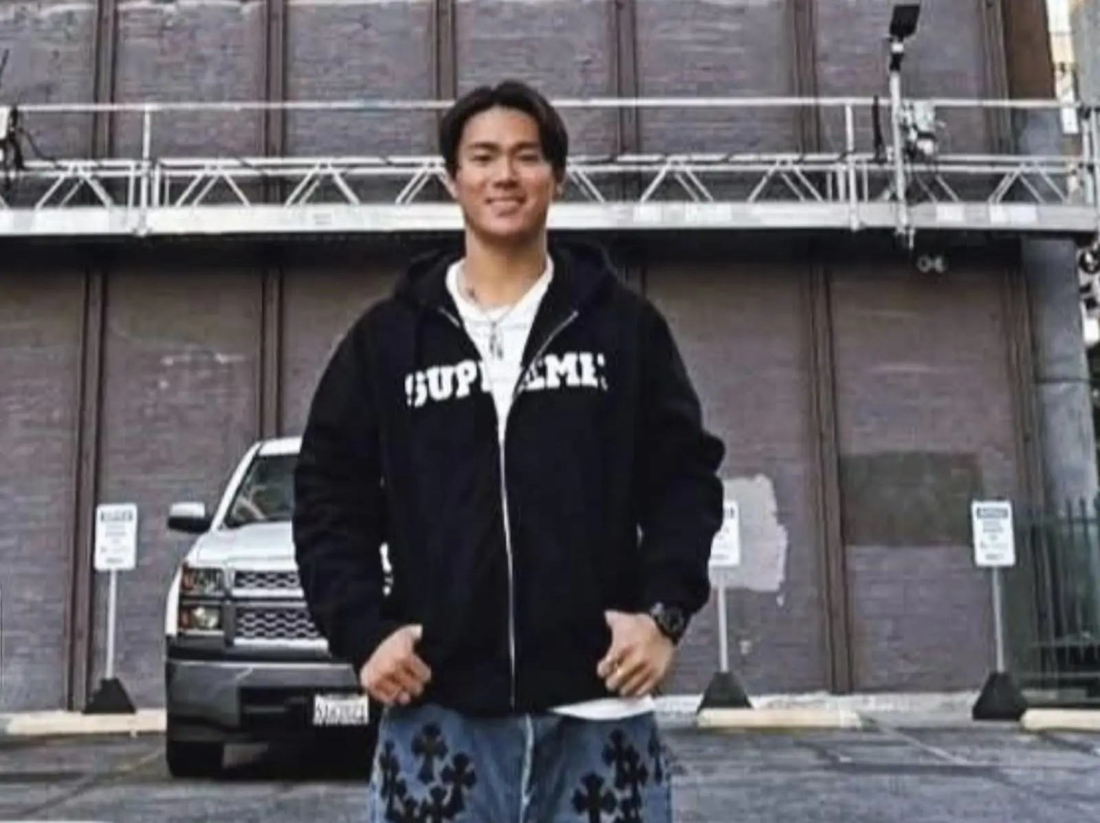 山本由伸 IG 限動打卡洛杉磯看板！球迷全歪樓：「他的牛仔褲要 20 萬！」