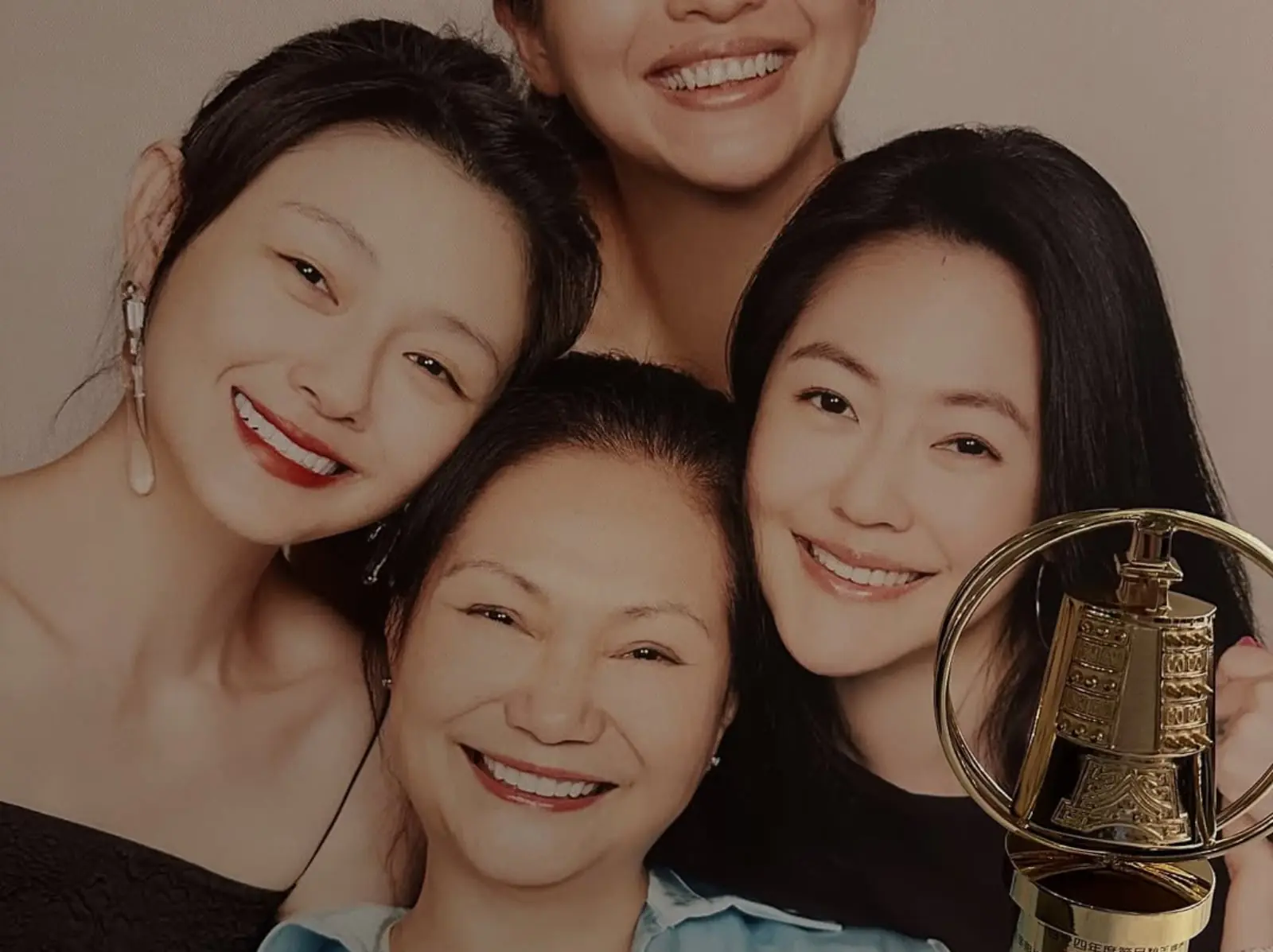 小 S 送金鐘獎座給媽媽畫面曝光！感動喊：「補上我的心！」