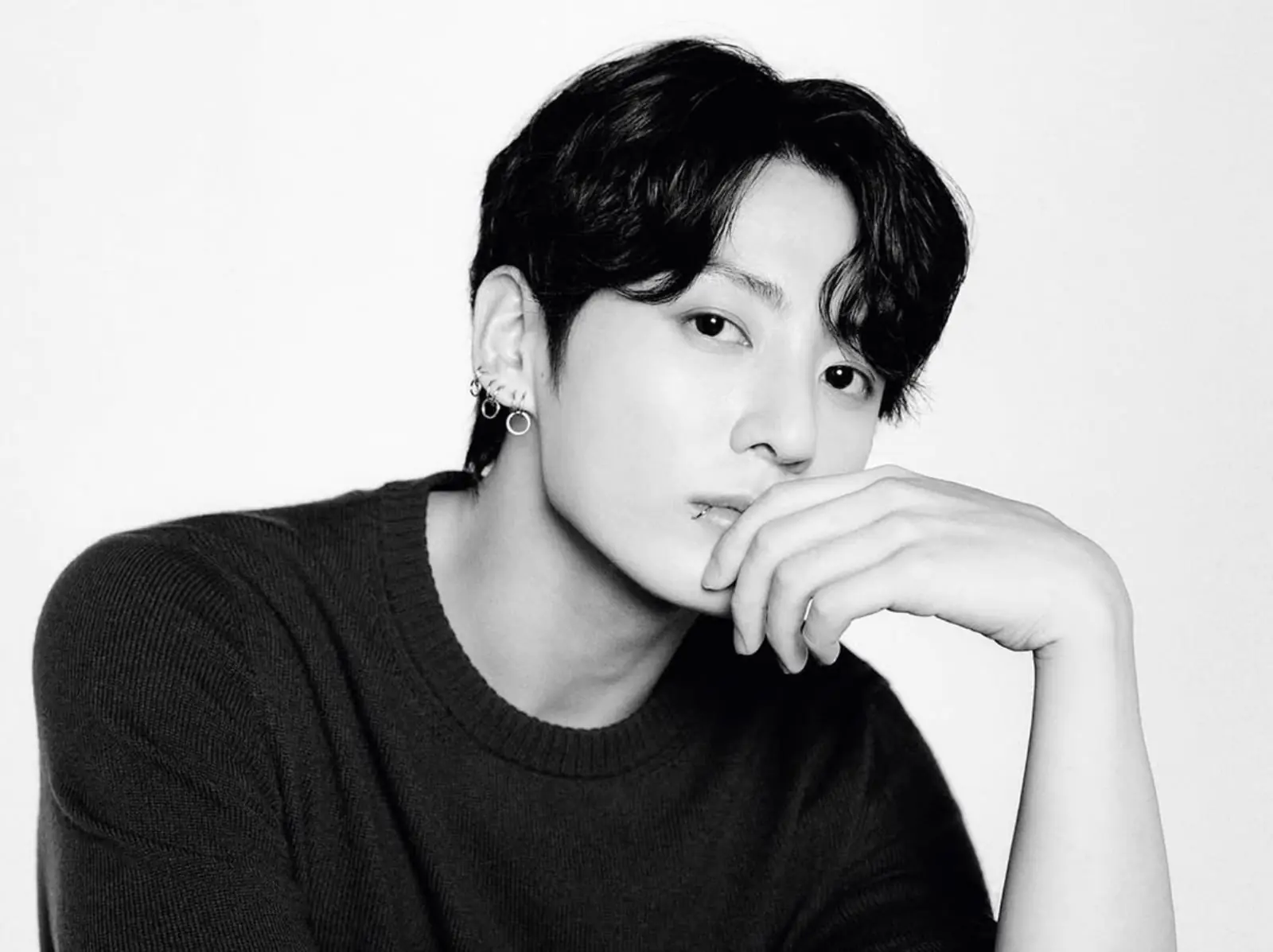 BTS 田柾國升格 Chanel 香奈兒品牌大使！親曝最愛這款藍色男香木質調！