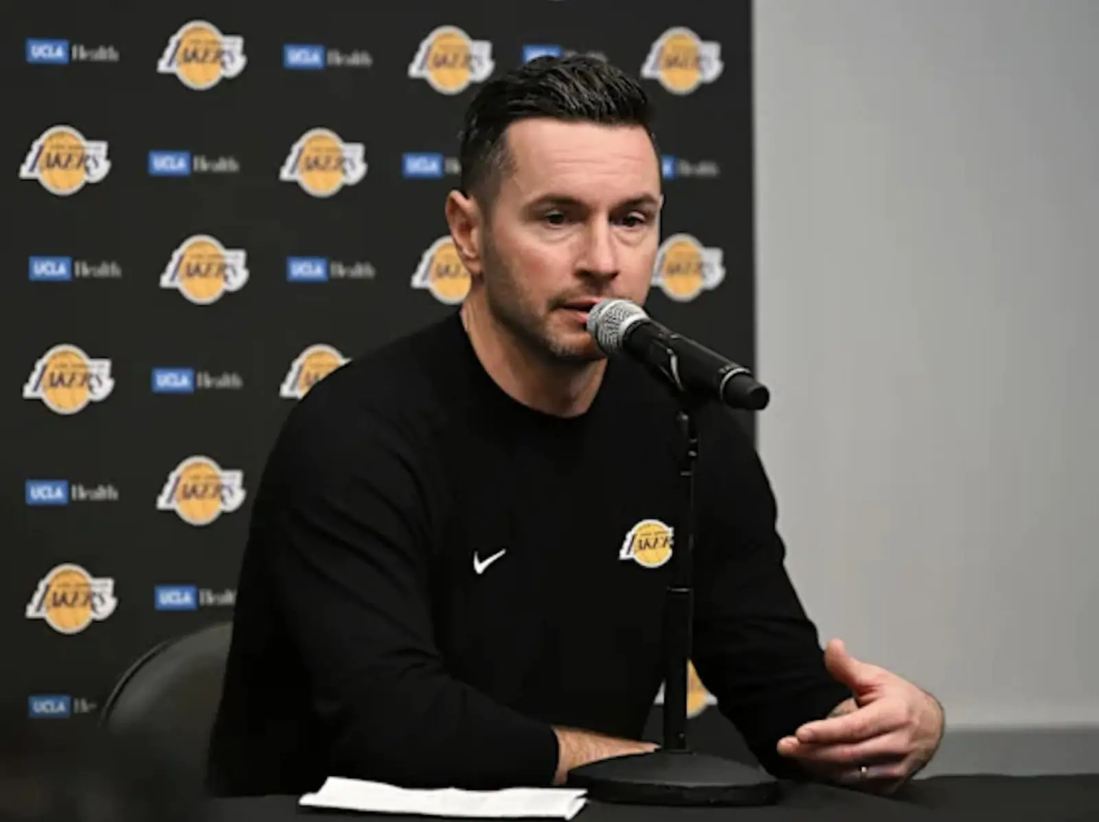 NBA／湖人 NBA 盃八強賽慘敗馬刺！ 教練 JJ Redick 賽後坦言：重複的錯一直犯！