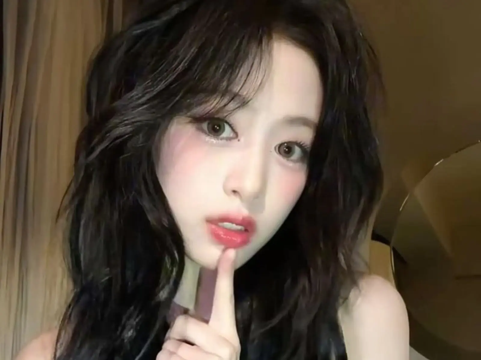 BABYMONSTER Ahyeon 身高 163 公分 MAMA 造型引爭議！網批：「她還未成年！」