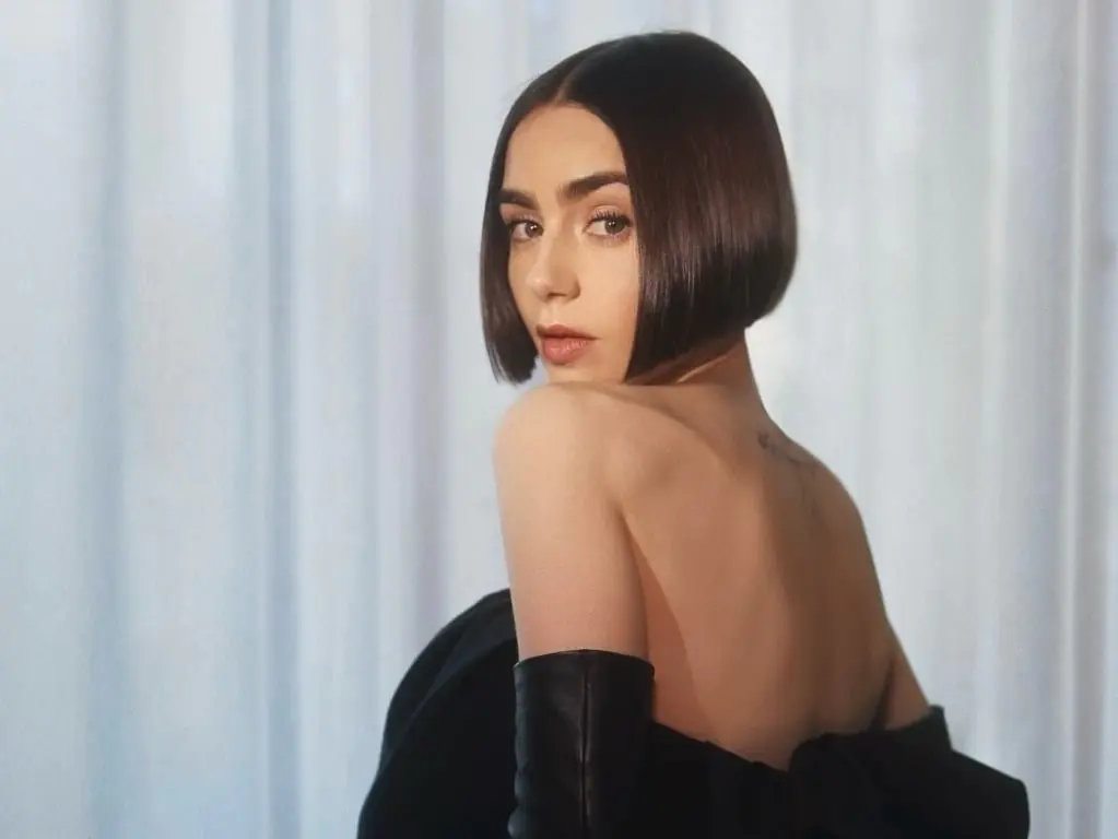 莉莉柯林斯 Lily Collins 見偶像維多利亞貝克漢激動落淚！感動喊：「像做夢一樣！」