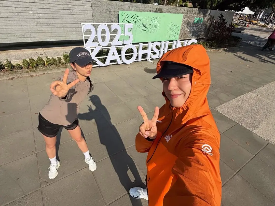 朴寶劍曬高雄騎 YouBike 照！中央公園老榕樹瞬間變「寶劍樹」爆紅！