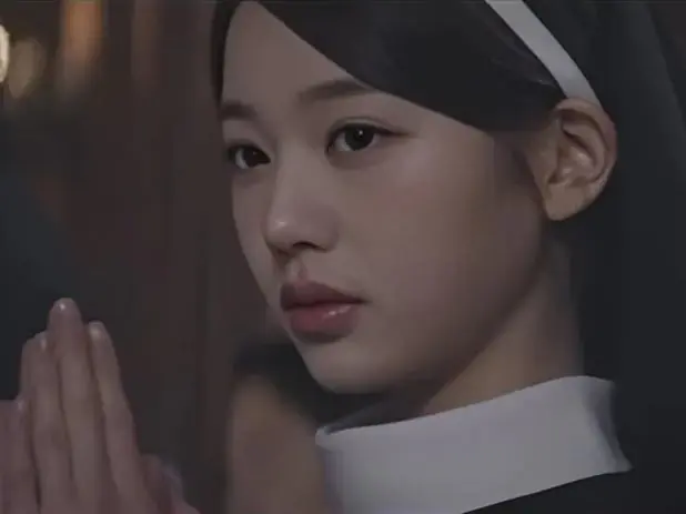 Karina、張員瑛化身修女演出聖誕短片！邊佑錫神父同框粉絲狂讚：「神作」