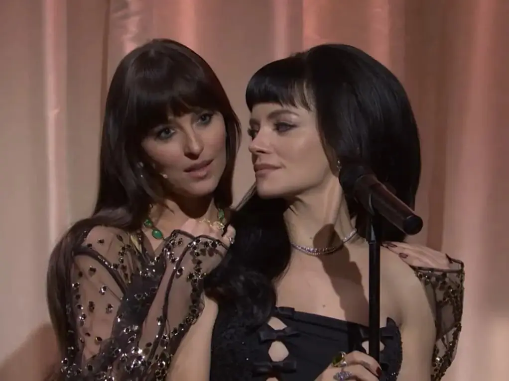 達珂塔強生 Dakota Johnson 身高 171 穿性感睡衣登《週六夜現場》！合體莉莉艾倫演出引熱議！