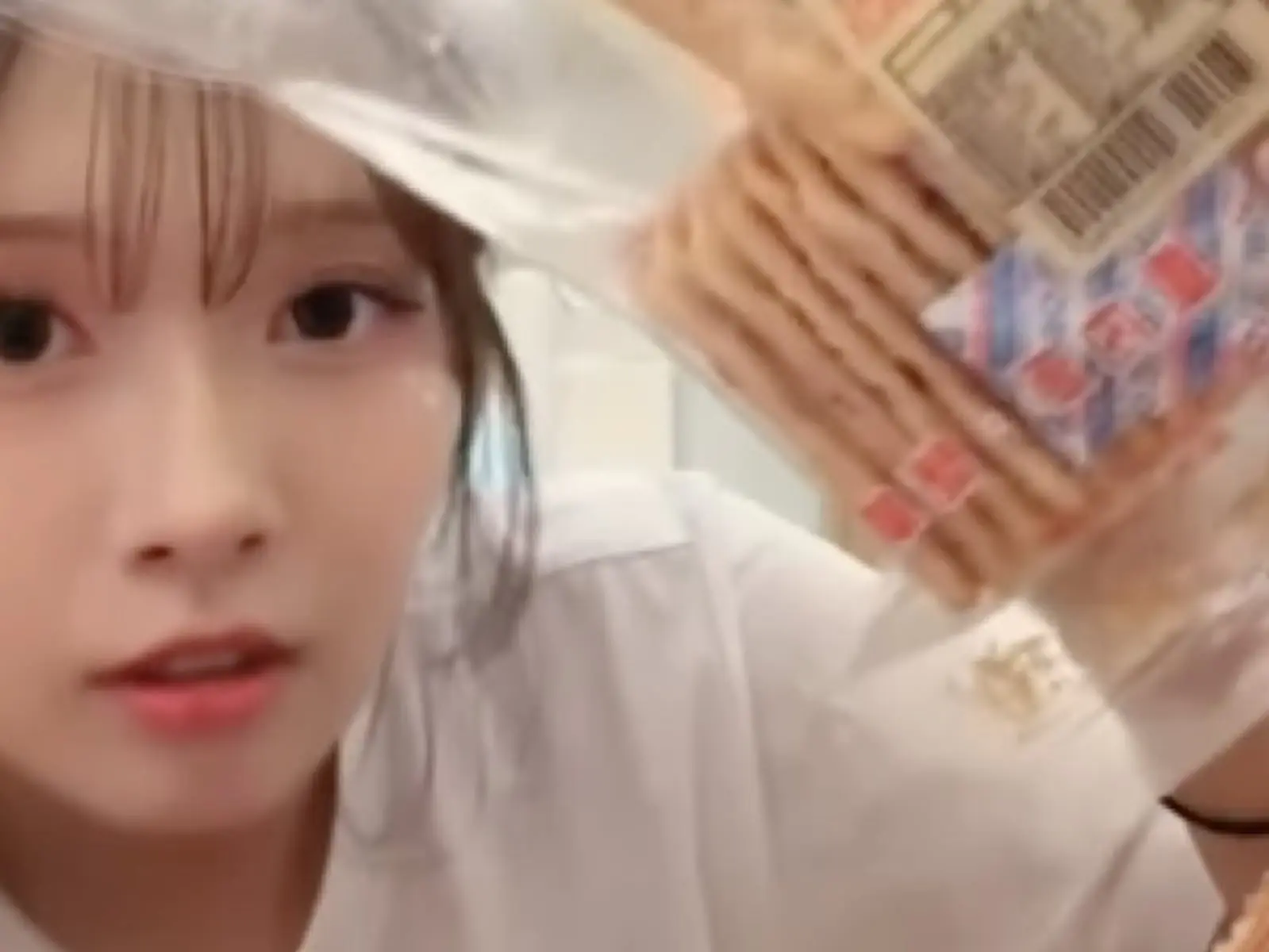 金佳垠直播驚收「吃到一半的餅乾」！網友怒轟：「有夠丟臉！」