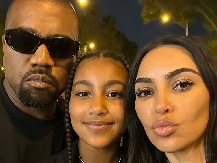 金卡戴珊、肯爺女兒「西北」North West 漂眉藍髮造型引熱議！網驚：「根本迷你金！」