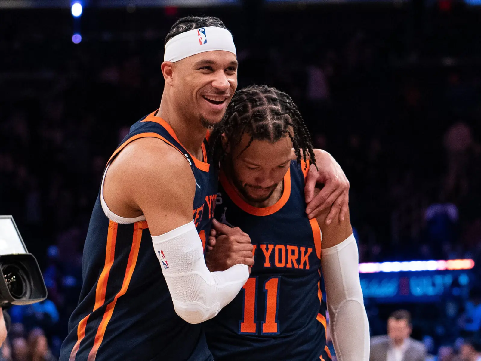 NBA／Josh Hart 偷戳 Jalen Brunson 屁股畫面曝光！網友看傻「老哥這是在全國直播欸！」